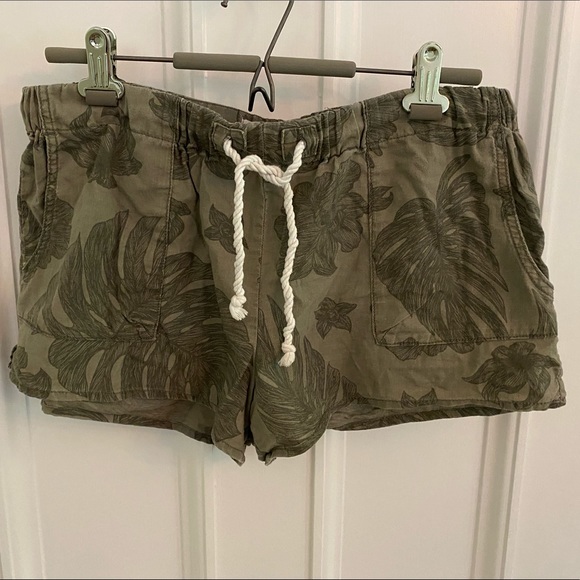 TNA Aritizia Shorts - Picture 1 of 4